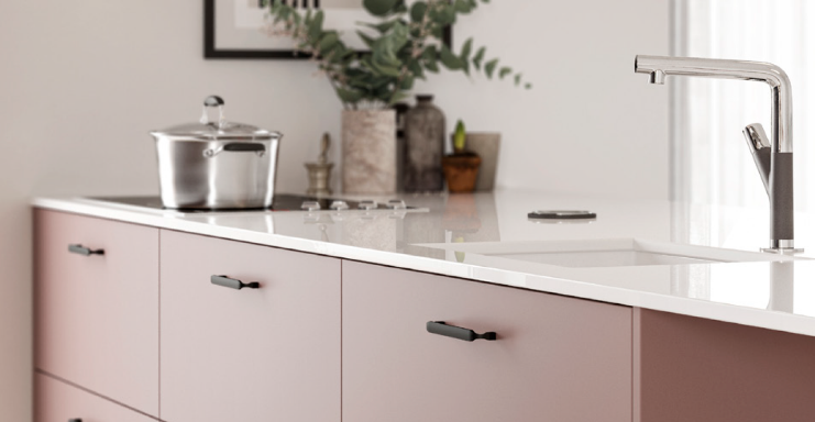 Alta Dusky Pink with contrasting Blanco Zeus worktop, pots and flowers